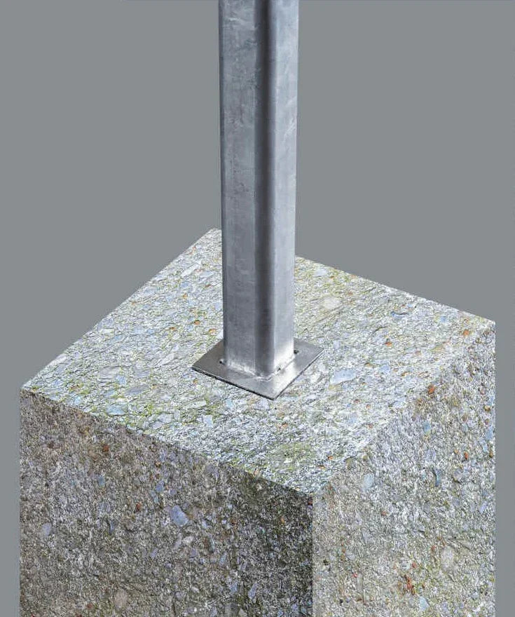Verzinkter Stahl Pfostenanker einbetoniert in Betonfundament, Detailansicht.