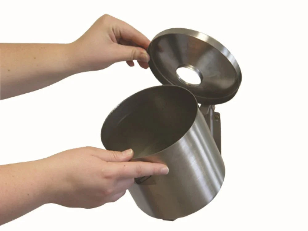 Edelstahl Wandascher Kip-Ex mit geöffnetem Deckel, Hand hält Ascher zum Entleeren