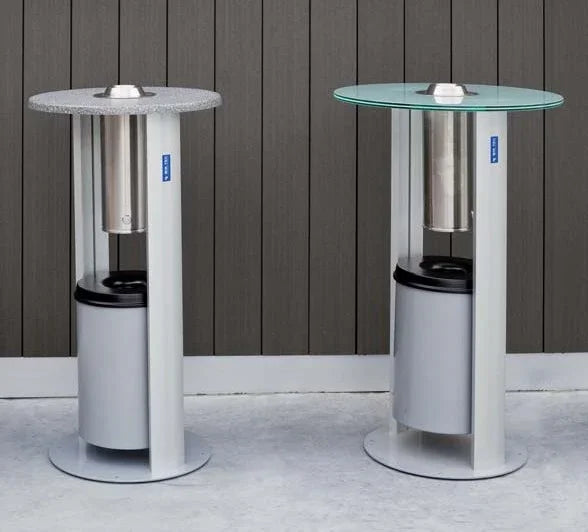 Vergleich von Rauchertischen mit runder Tischplatte aus Stein und Glas vor Holzverkleidung