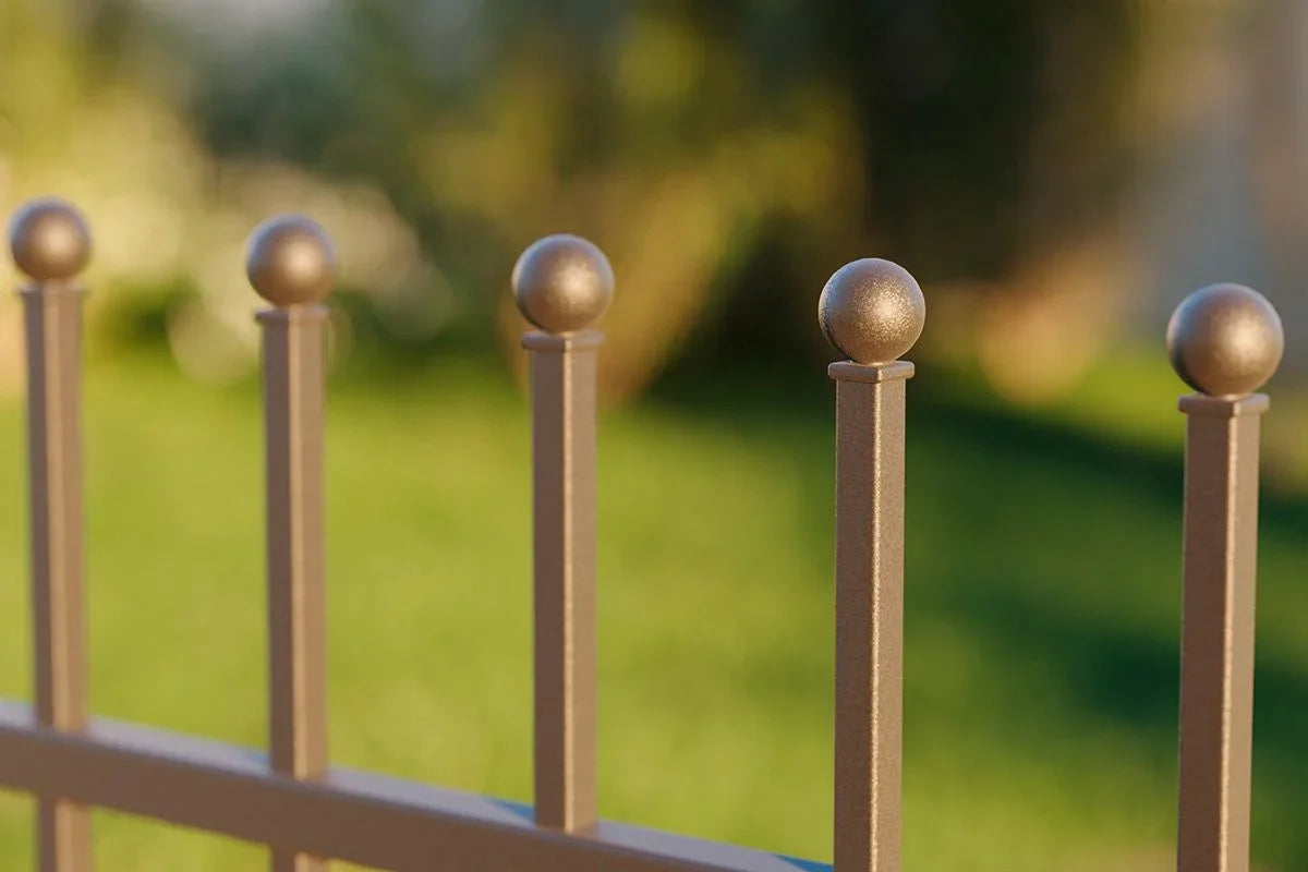 Moderner Metallzaun mit Zierspitzen im Garten, robust und dekorativ, Nahaufnahme