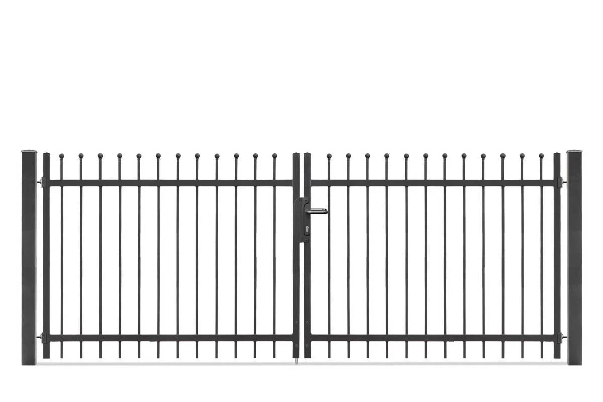 Doppelflügeliges Schmuckzaun-Tor aus Metall mit senkrechten Stäben und Kugelspitzen.