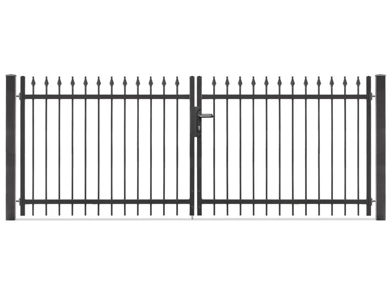 Doppelflügeliges Schmuckzaun-Tor aus Metall mit senkrechten Stäben und Zierspitzen