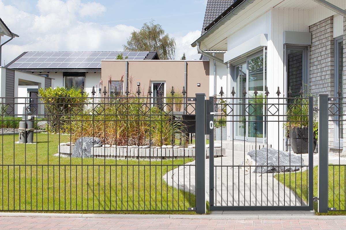 Moderner Metallzaun Modell RIMINI mit Zierelementen vor gepflegtem Einfamilienhausgarten