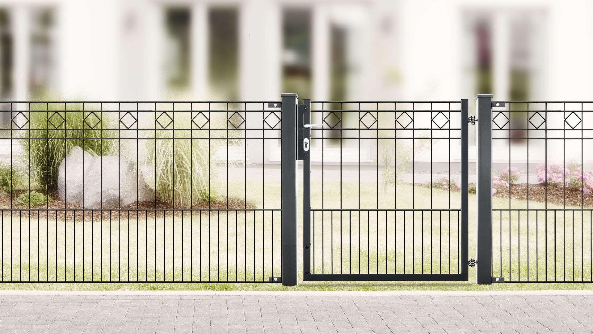 Moderner Metallzaun TURIN mit Gartentor, schwarze Pulverbeschichtung, vor Haus mit Bepflanzung