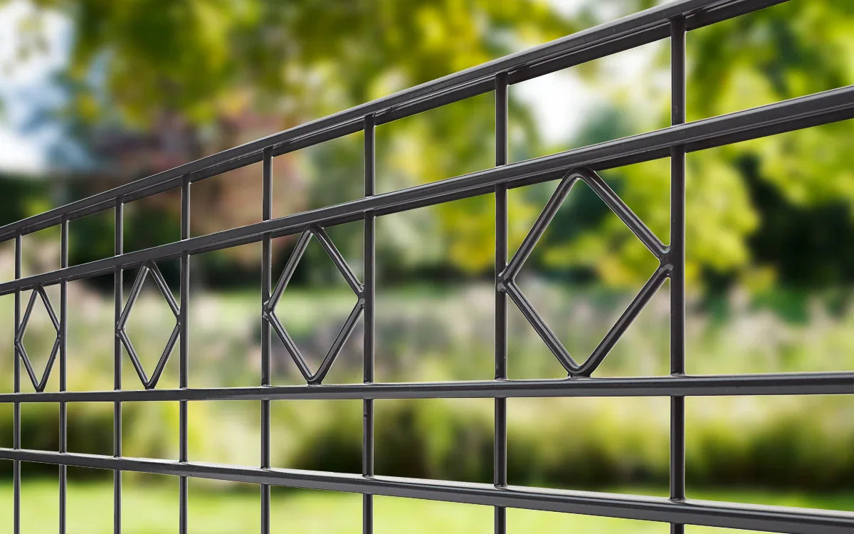 Detail eines modernen Schmuckzauns Modell TURIN mit Rauten-Ornamenten im Garten
