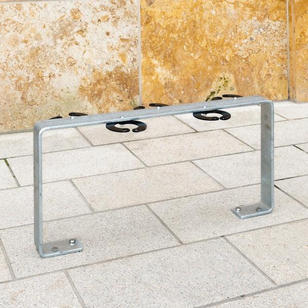 Robuster Scooter-Parkstation zur Bodenmontage aus Metall auf Pflastersteinen