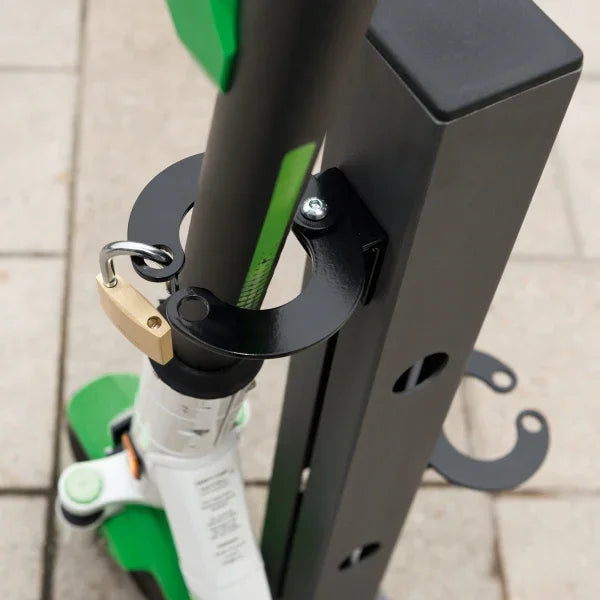 Detailansicht Parkstation für E-Scooter mit Schloss, schwarze Metallsäule auf Pflaster