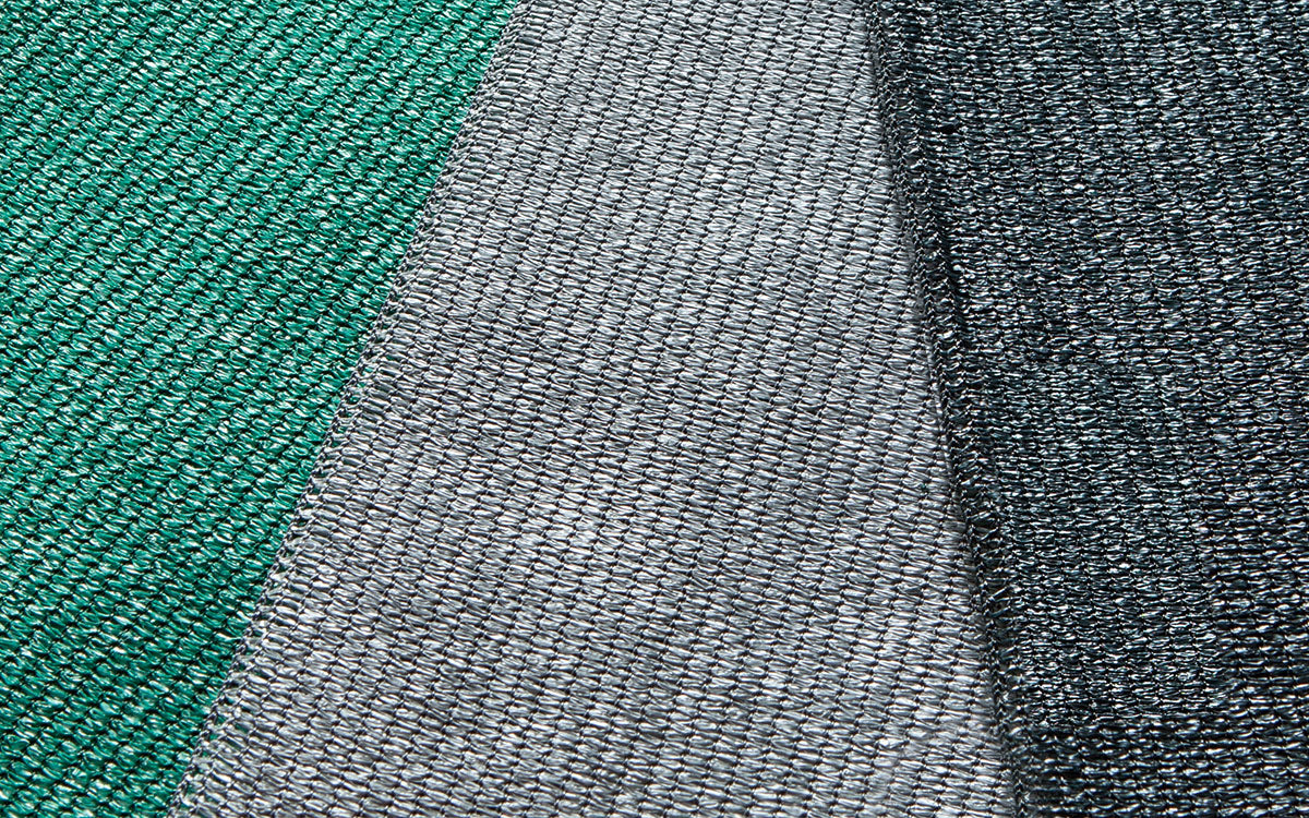 Farbvergleich des Maschenstoffs zaun-tex in Moosgrün und Weißaluminium