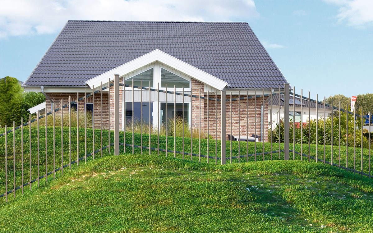 Steigungszaun aus Metall auf Hang vor Einfamilienhaus mit Garten, modernes Design