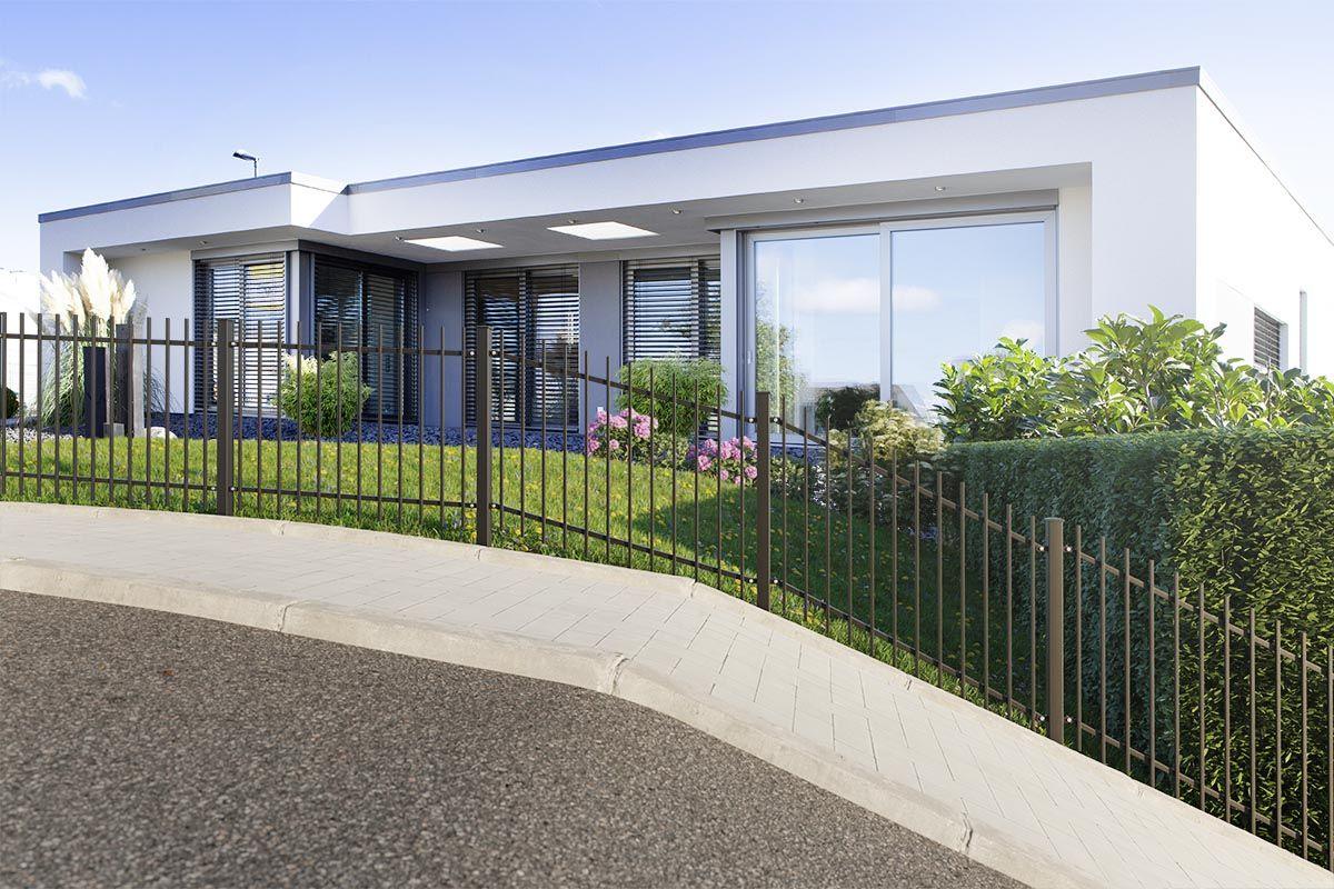 Moderner Steigungszaun aus Metall vor Einfamilienhaus am Hang, gepflegter Garten