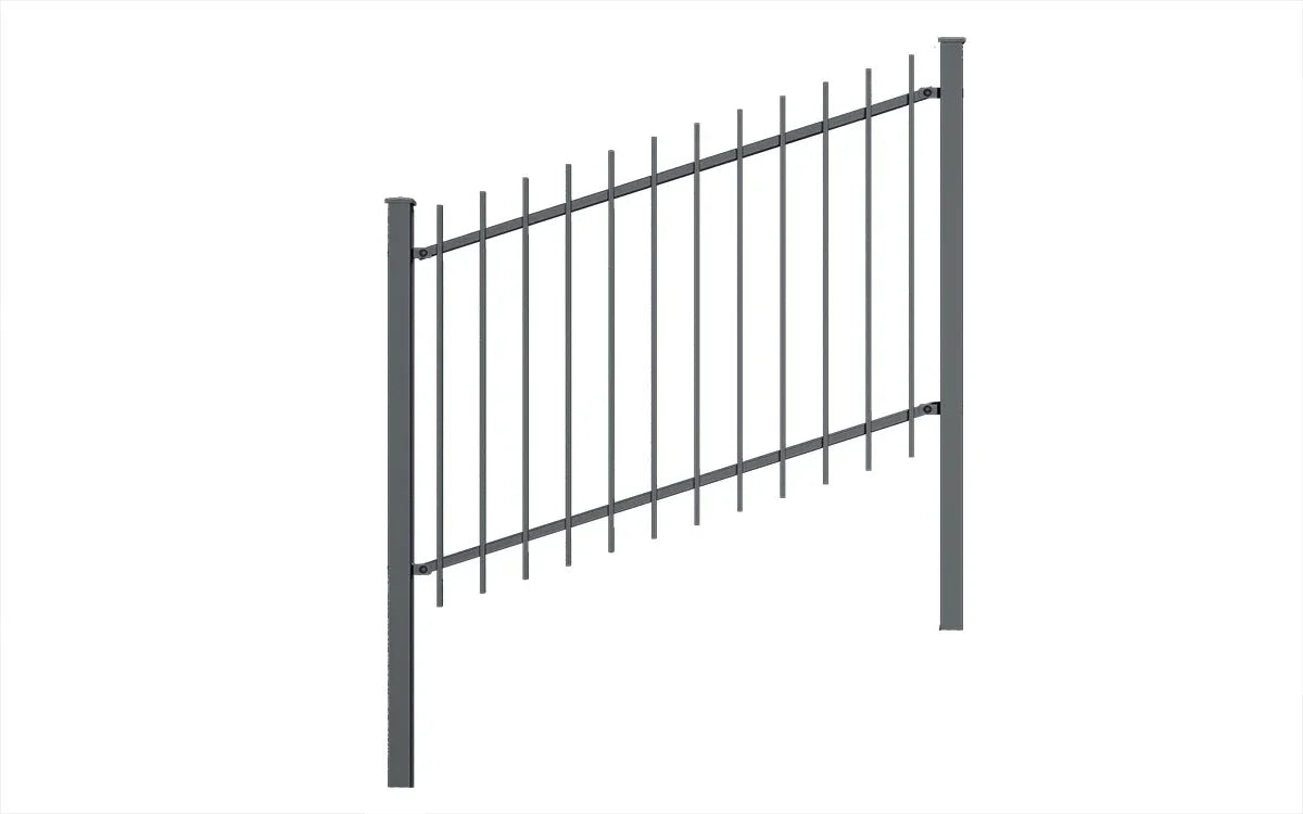 Moderner Metall-Steigungszaun mit vertikalen Stäben und Pfosten, seitliche Ansicht
