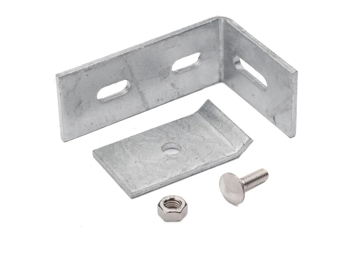 Verzinkter Wandbefestigungswinkel aus Metall mit Schraube und Mutter auf weißem Hintergrund