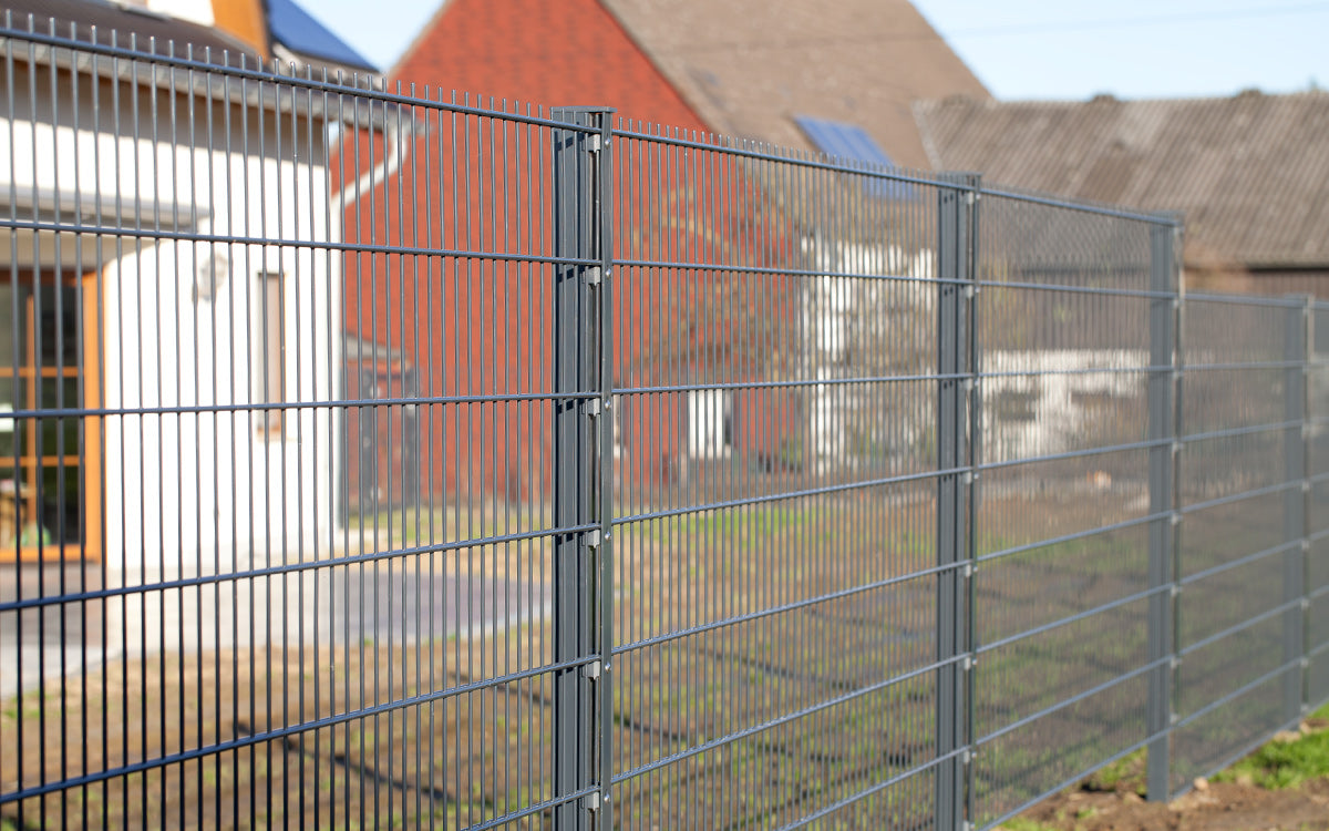 Zaunpfosten Typ AA in Anthrazitgrau RAL 7016 mit Aluminiumkappe an einem Doppelstabmattenzaun
