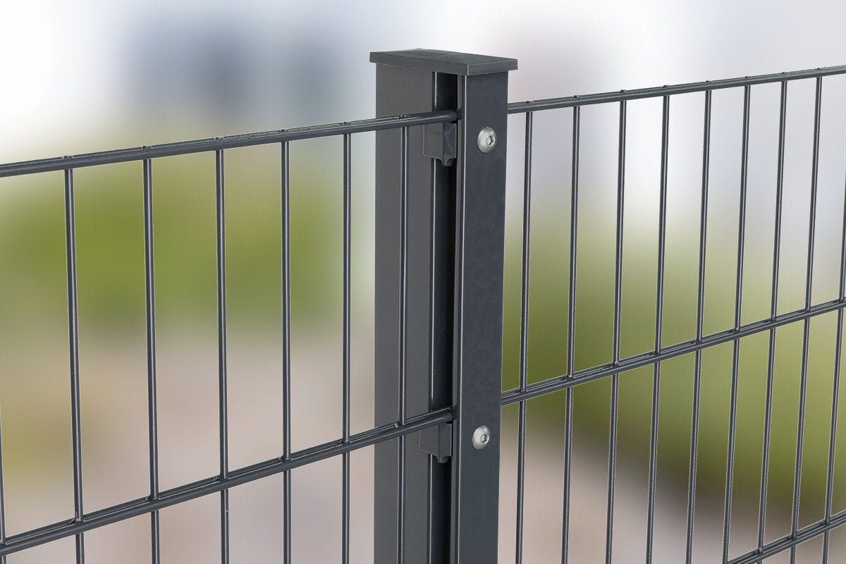 Zaunpfosten Typ VAAP in Anthrazitgrau RAL 7016 mit Profil-Abdeckleiste, Detailansicht