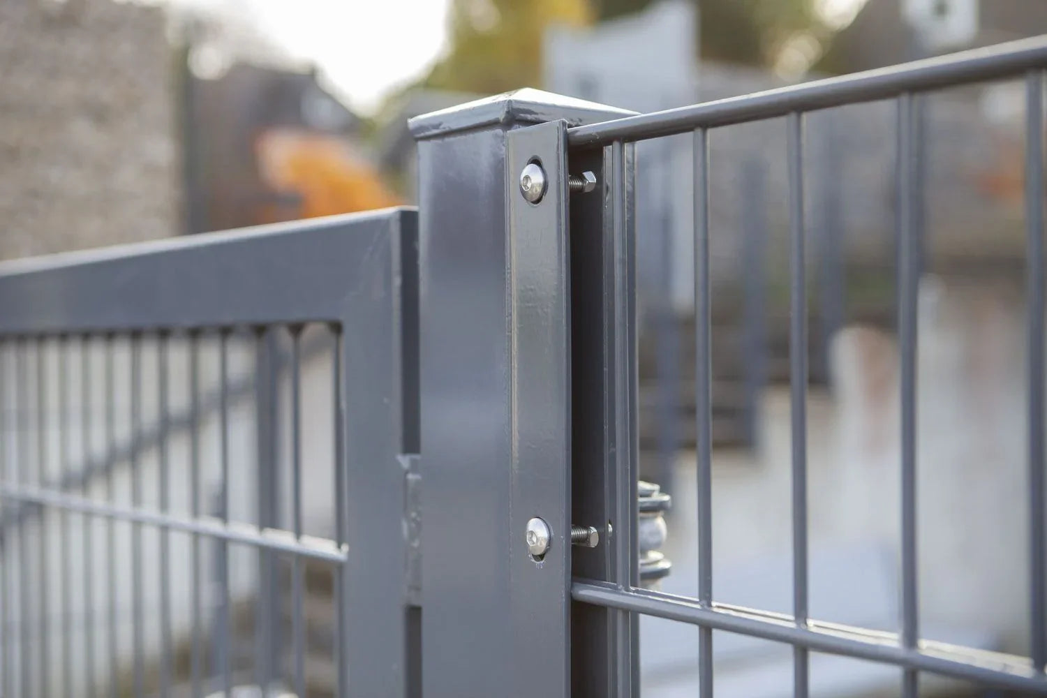 Zaunanschluss Winkellochleisten Set Typ A, Metallzaun mit Schraubbefestigung, Detailansicht