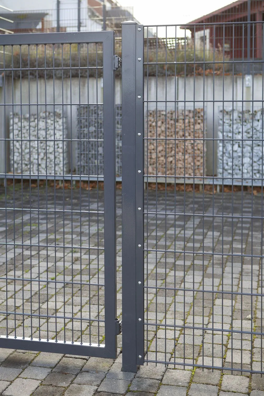 Zaunanschluss mit Winkellochleisten Set Typ A, anthrazit, an Metallgitterzaun montiert