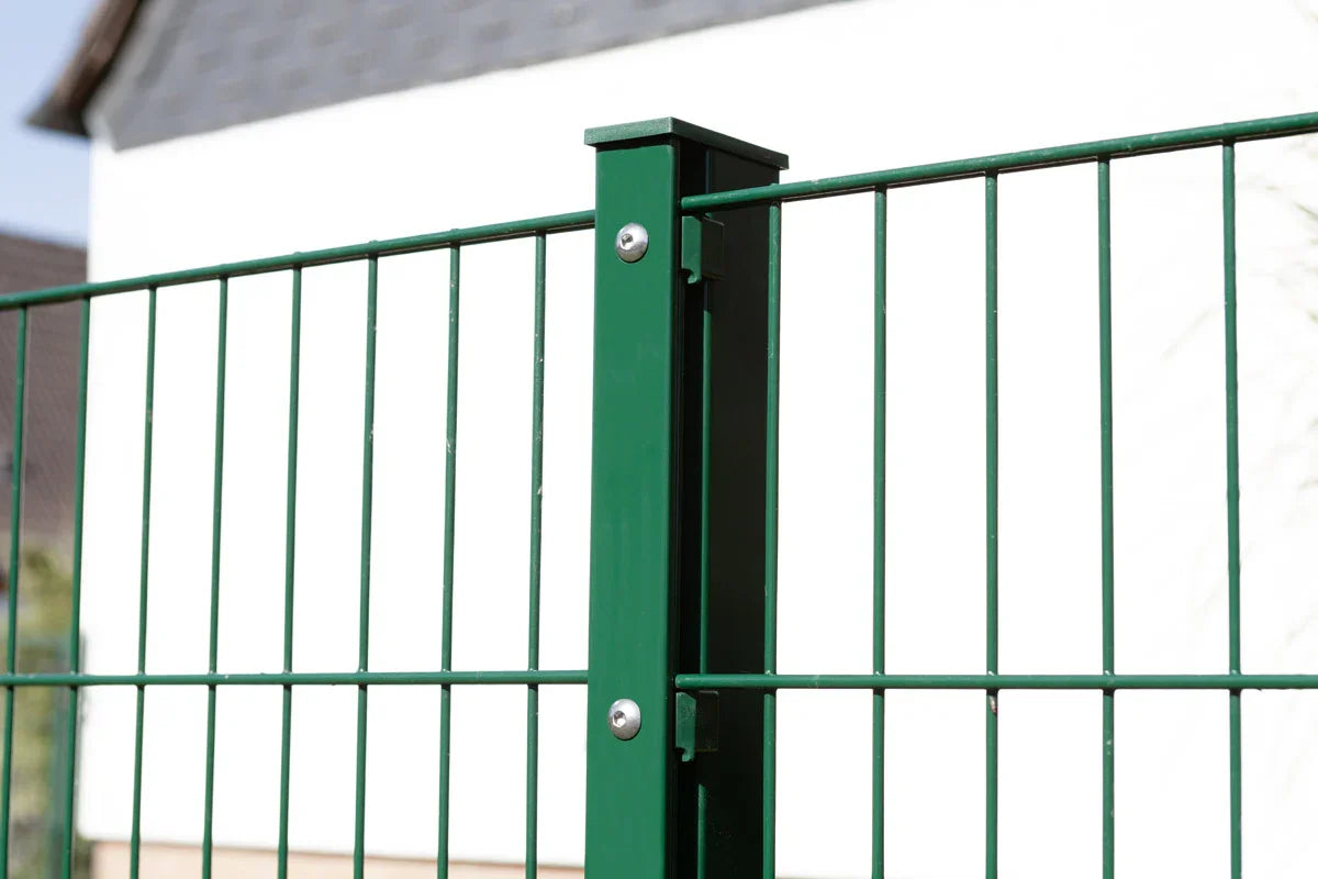 Grüner Metall-Zaunpfosten Typ VAP mit Doppelstabmattenzaun im Außenbereich