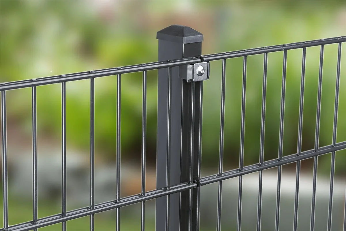 Metall Zaunpfosten Typ VP mit Gittermatten, stabile Montage im Außenbereich