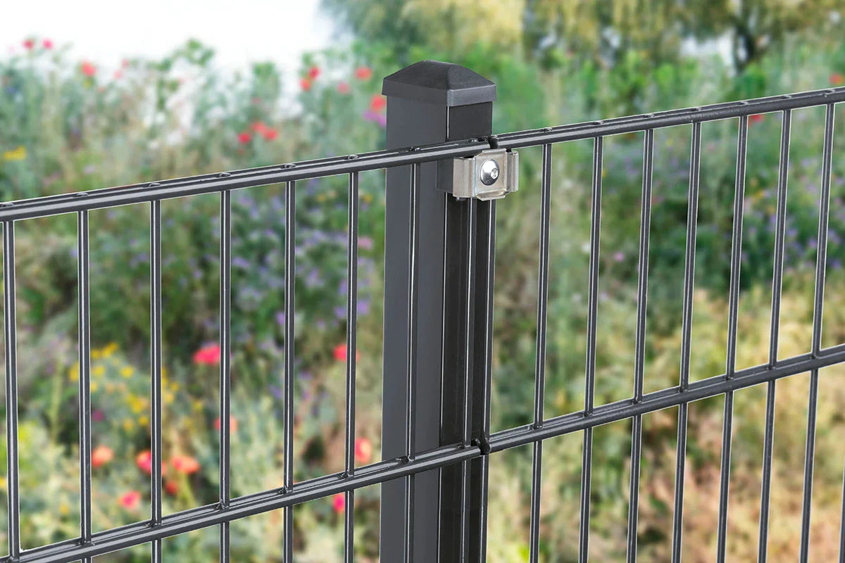 Schwarzer Metall-Zaunpfosten Typ VS mit Doppelstabmatten, montiert im Garten