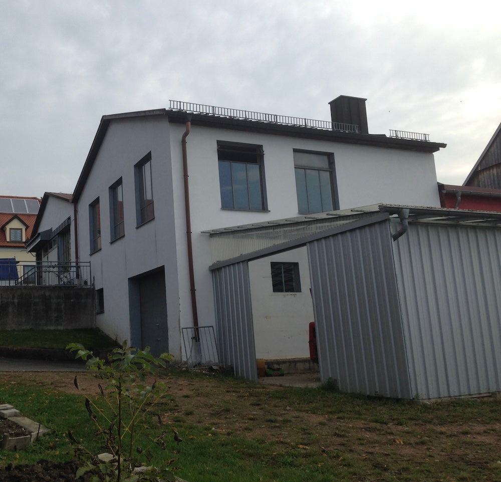 Gewerbegebäude mit Metalllagerhalle außen