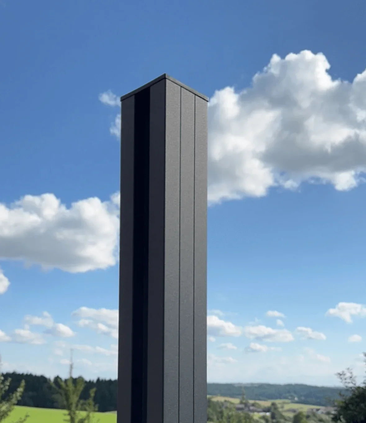 Aluminium Zaunpfosten 68x68 mm anthrazit, wetterfest, moderner Gartenzaunpfosten vor Himmel