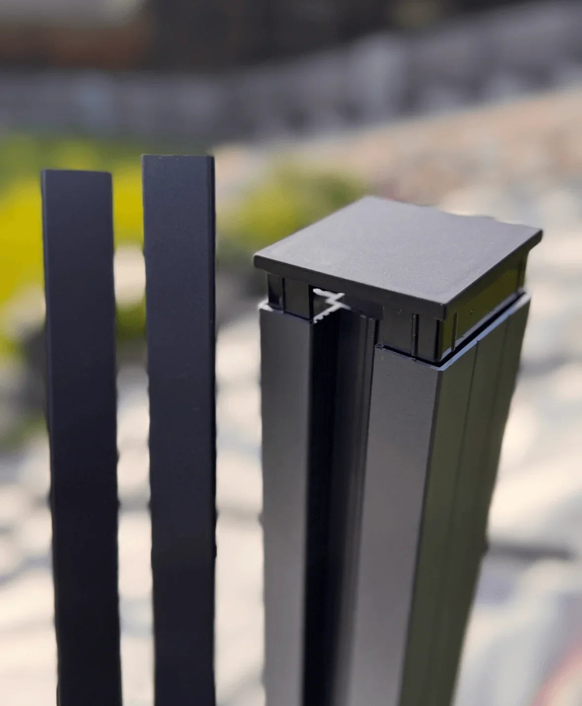 Schwarzer Aluminium Zaunpfosten 68x68 mm mit Abdeckung, modernes Design, Nahaufnahme