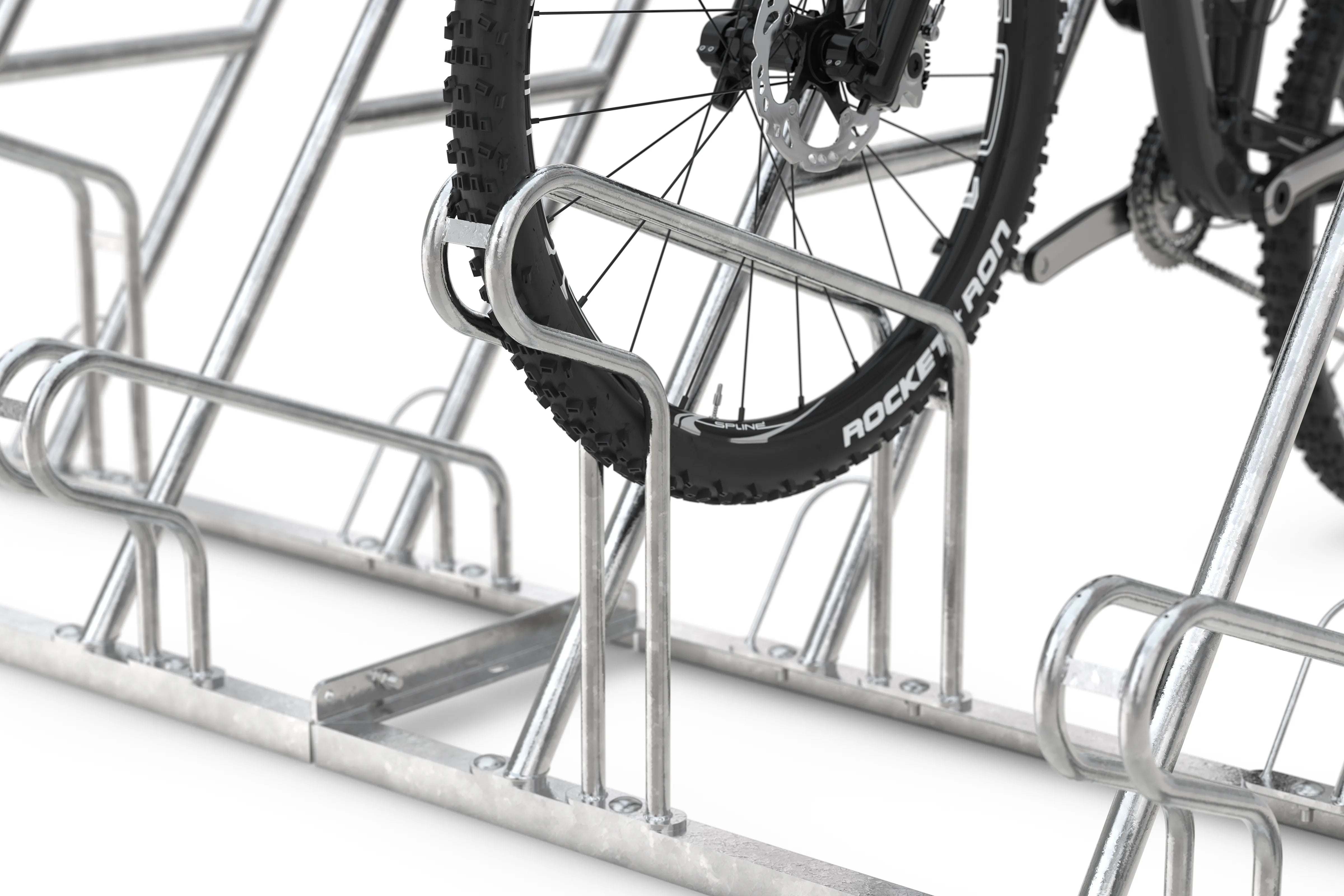 Detailansicht Fahrradständer aus Metall mit montiertem Mountainbike, robuste Ausführung
