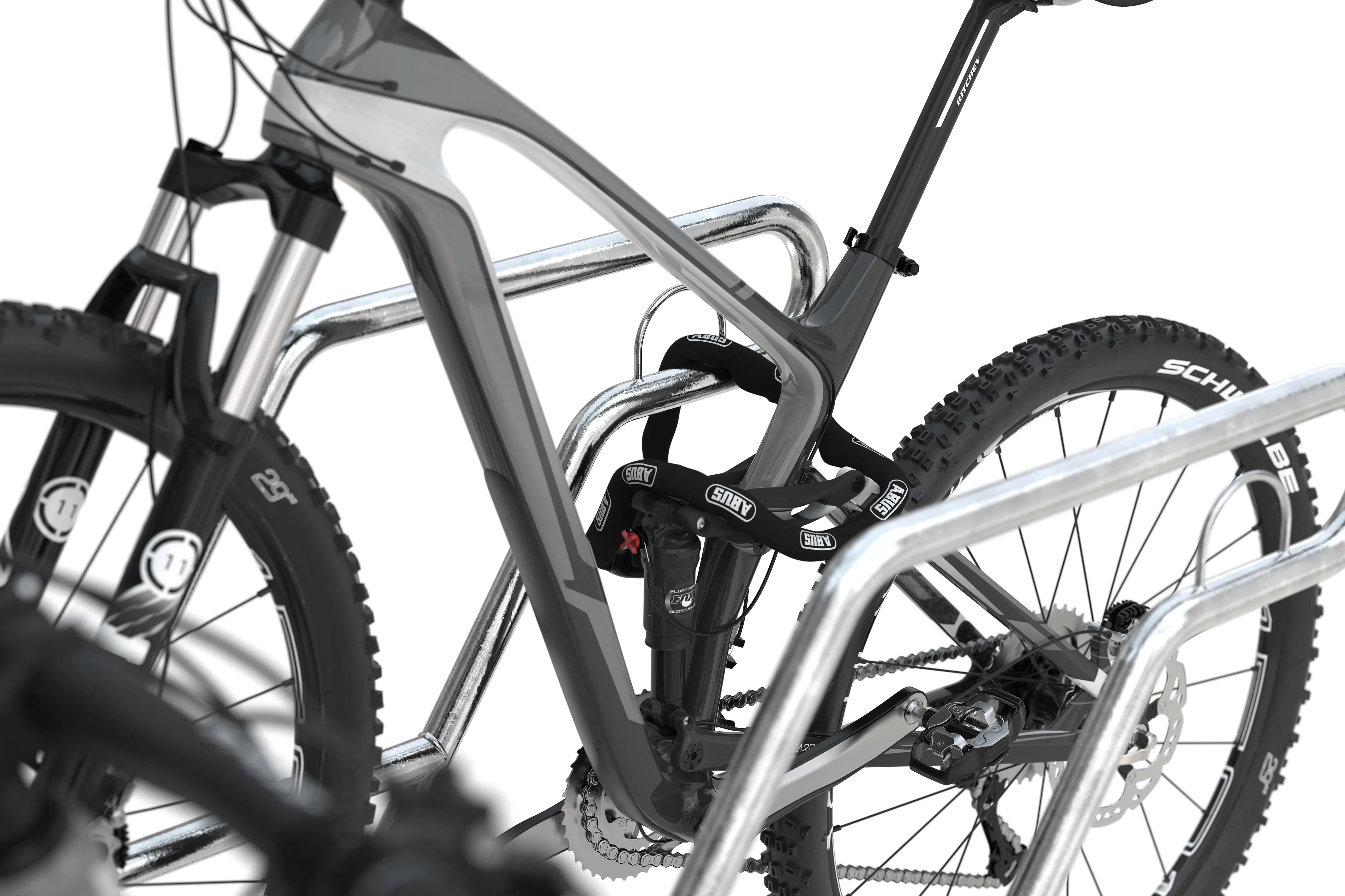 Mountainbike im Fahrradständer aus Metall mit Fahrradschloss gesichert, Nahaufnahme