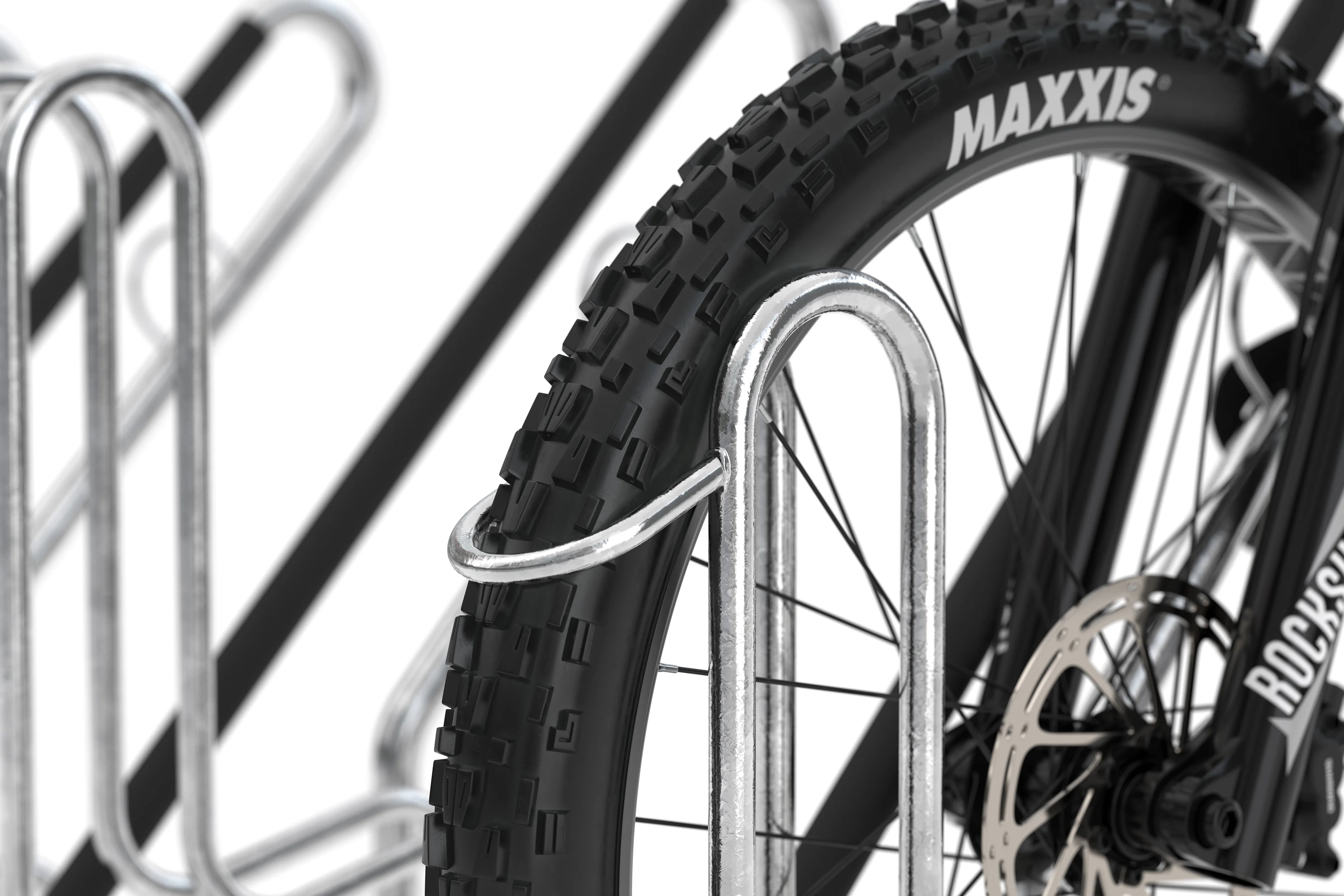 Nahaufnahme Fahrradreifen im stabilen Metall-Fahrradständer, Fahrradzubehör Edelstahl
