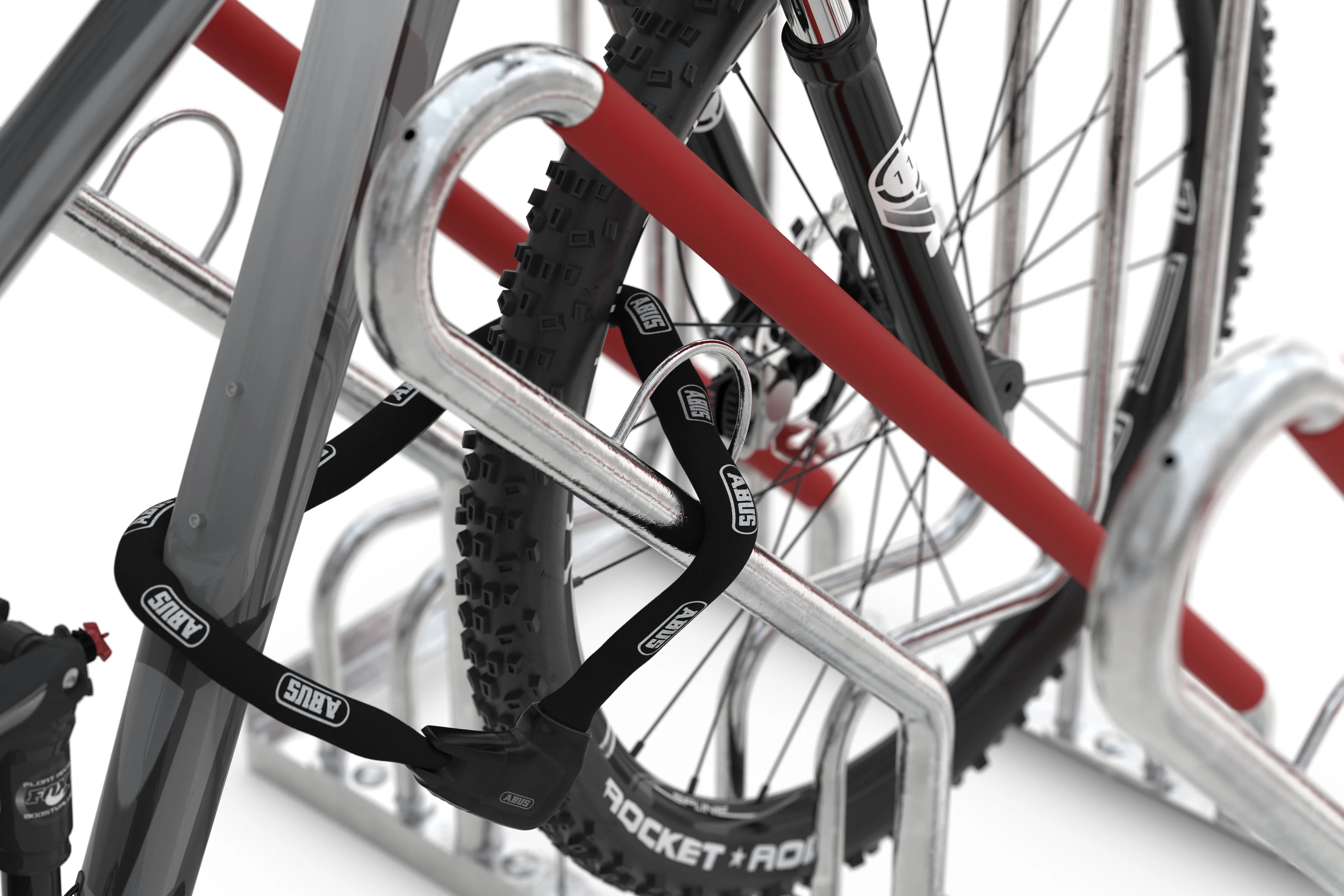 Fahrradparker aus Metall mit Fahrrad und Fahrradschloss, sicherer Fahrradständer Detailaufnahme