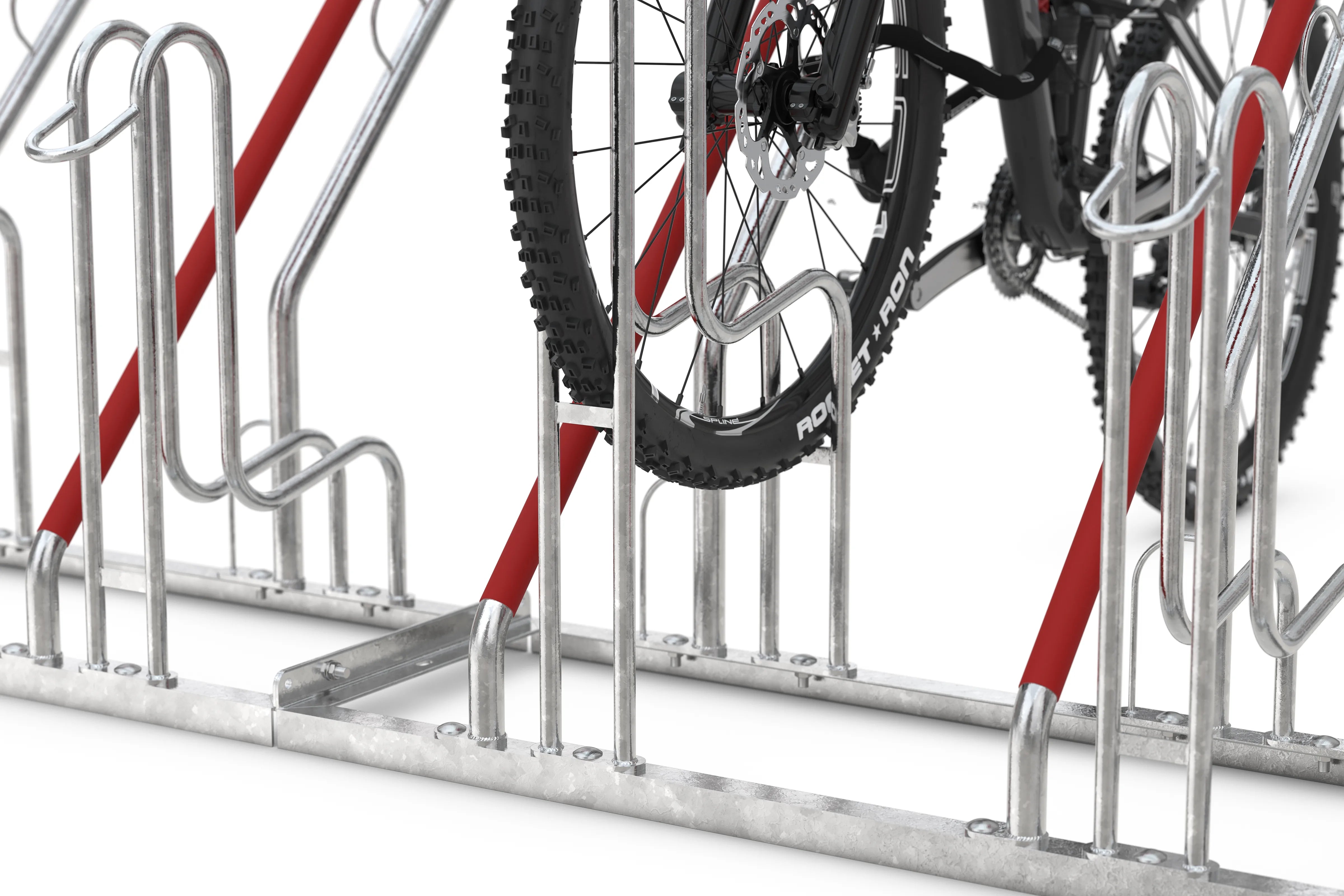 Detailansicht Fahrradständer aus Metall mit rotem Diebstahlschutz und montiertem Fahrradreifen
