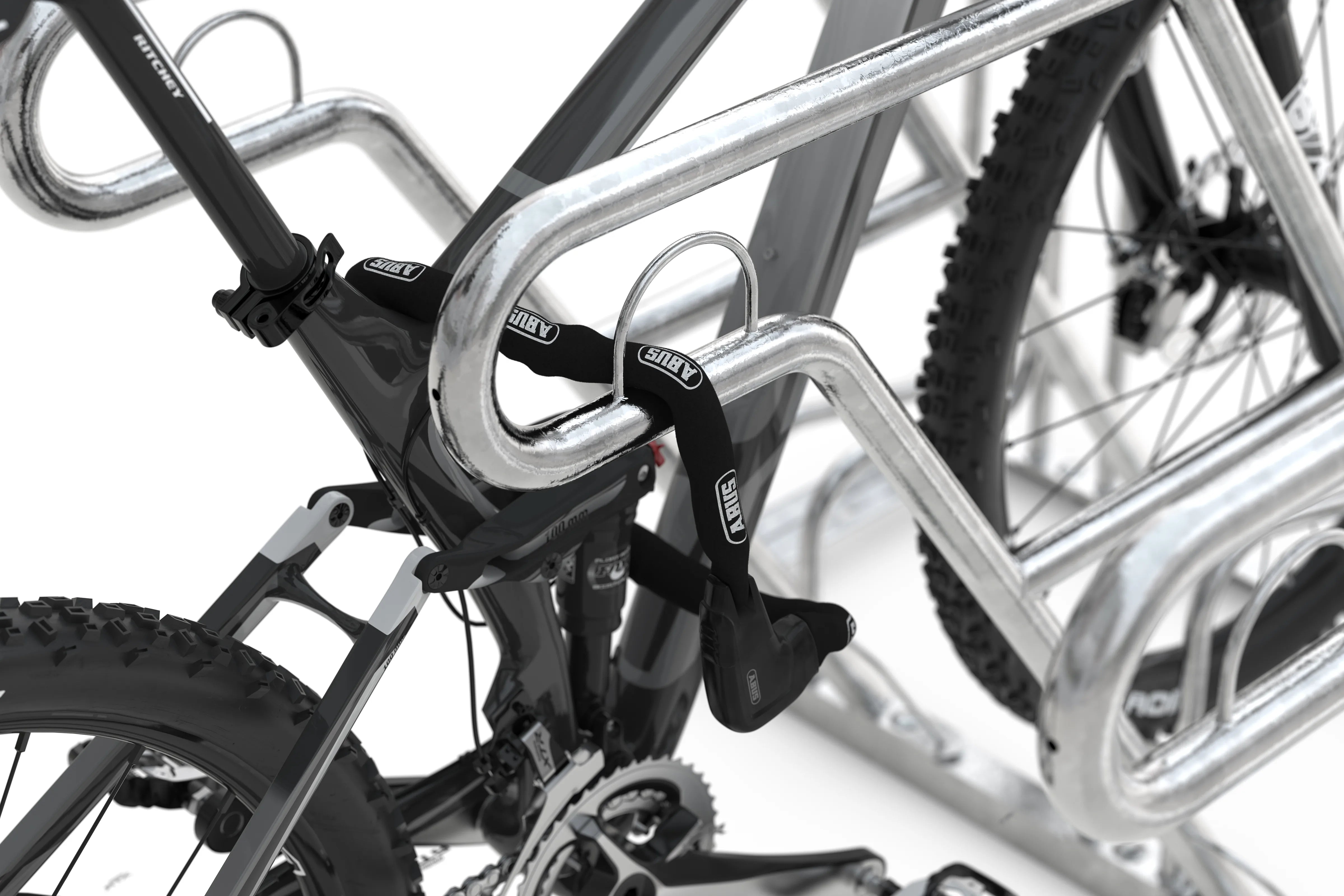 Detailaufnahme Fahrradparksystem aus Metall mit gesichertem Fahrrad und Schloss