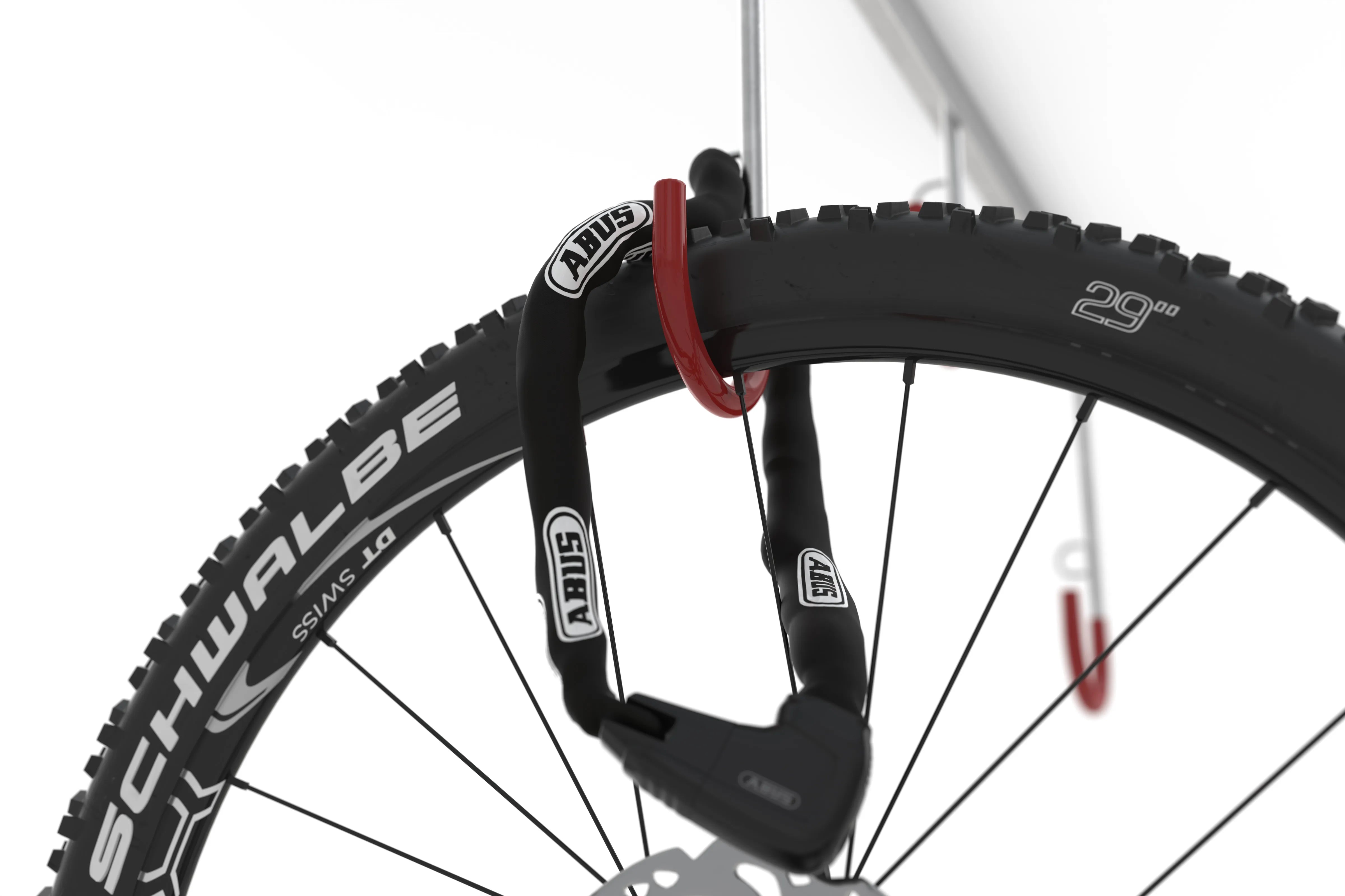 Fahrradaufhängung mit Haken und Fahrradschloss an Mountainbike-Vorderrad