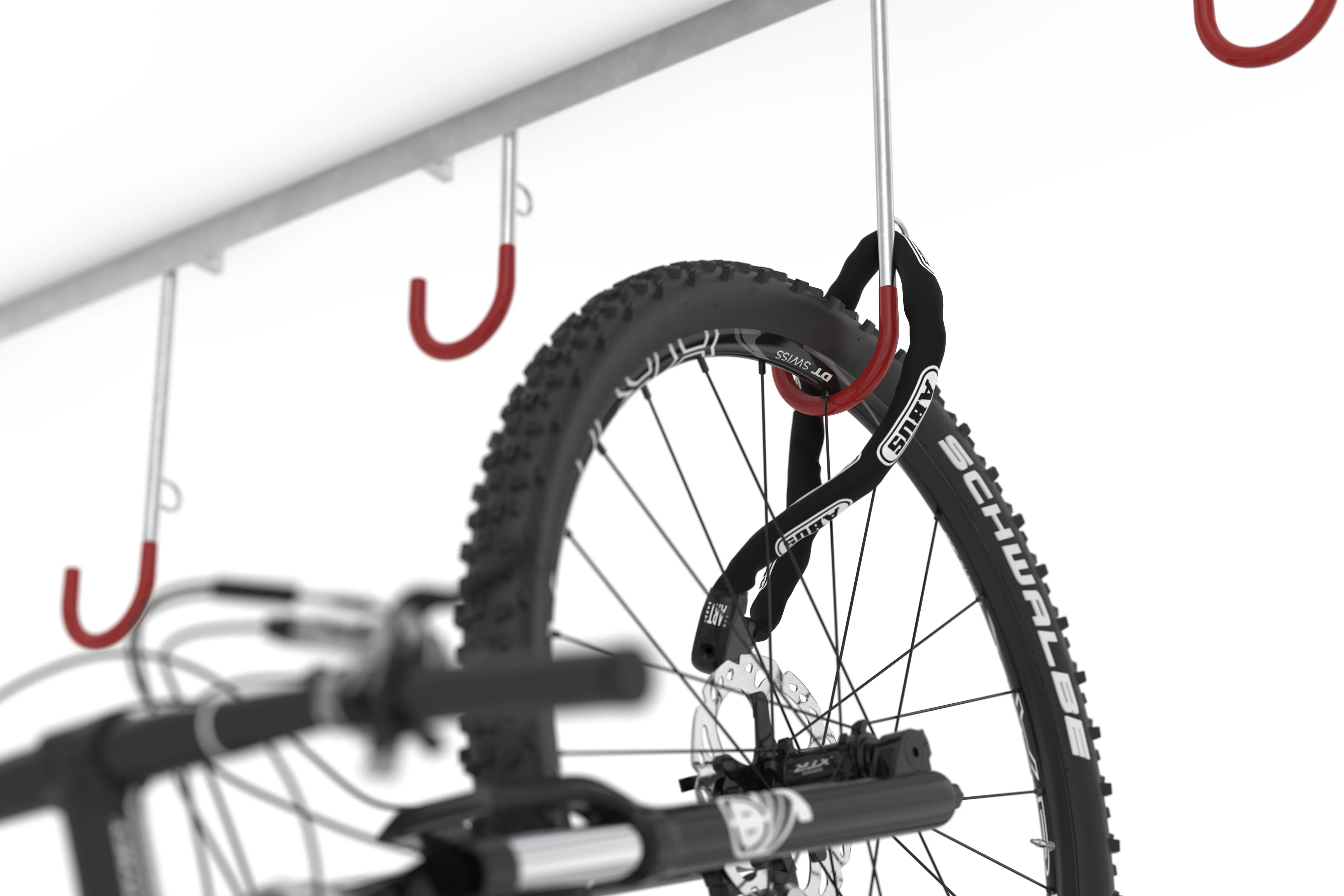 Fahrrad an rot beschichtetem Metallhaken aufgehängt, Detail Fahrradparksystem Metallbau