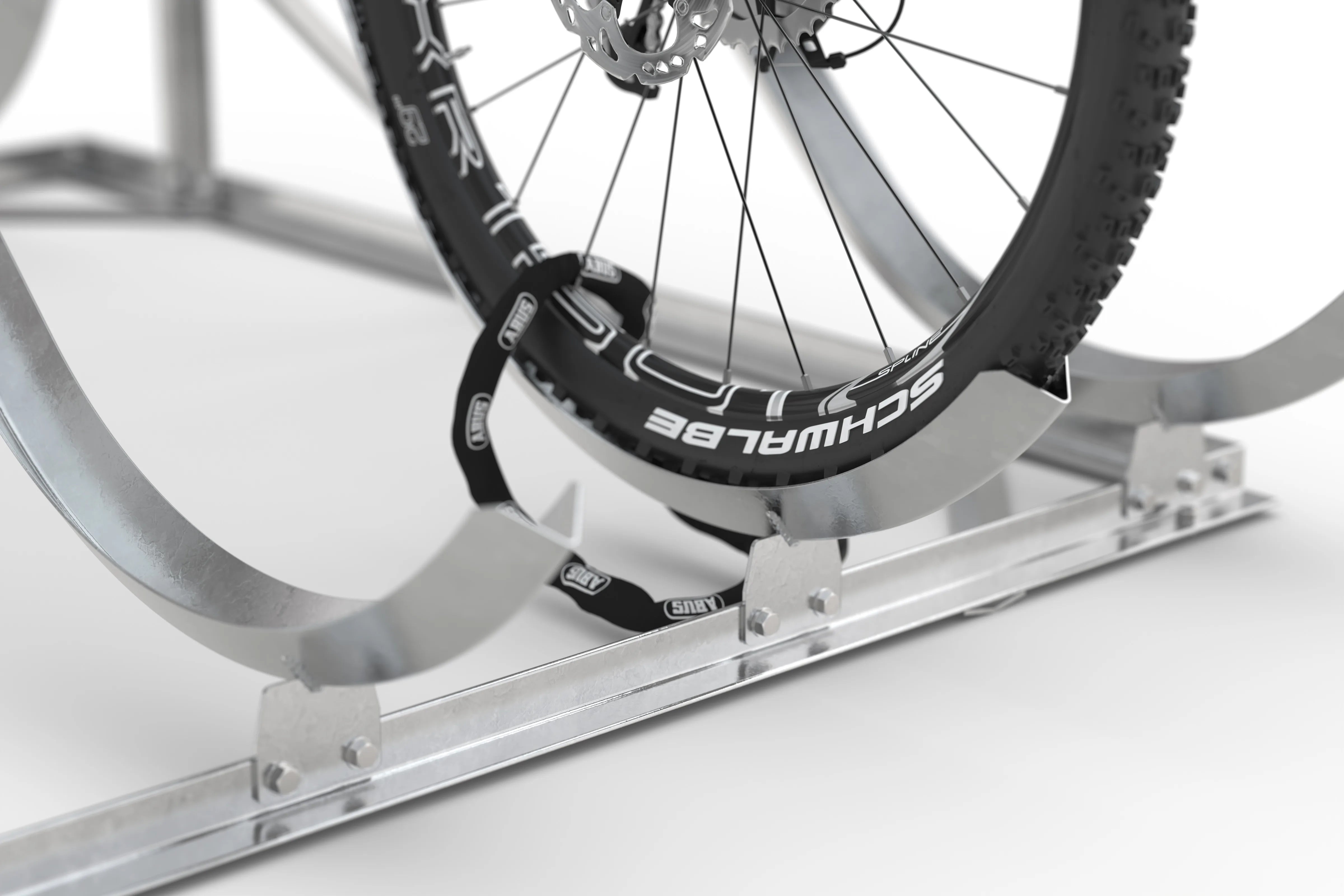 Detailansicht Fahrradreifen im Metall-Fahrradständer mit Diebstahlschutzbügel, Nahaufnahme