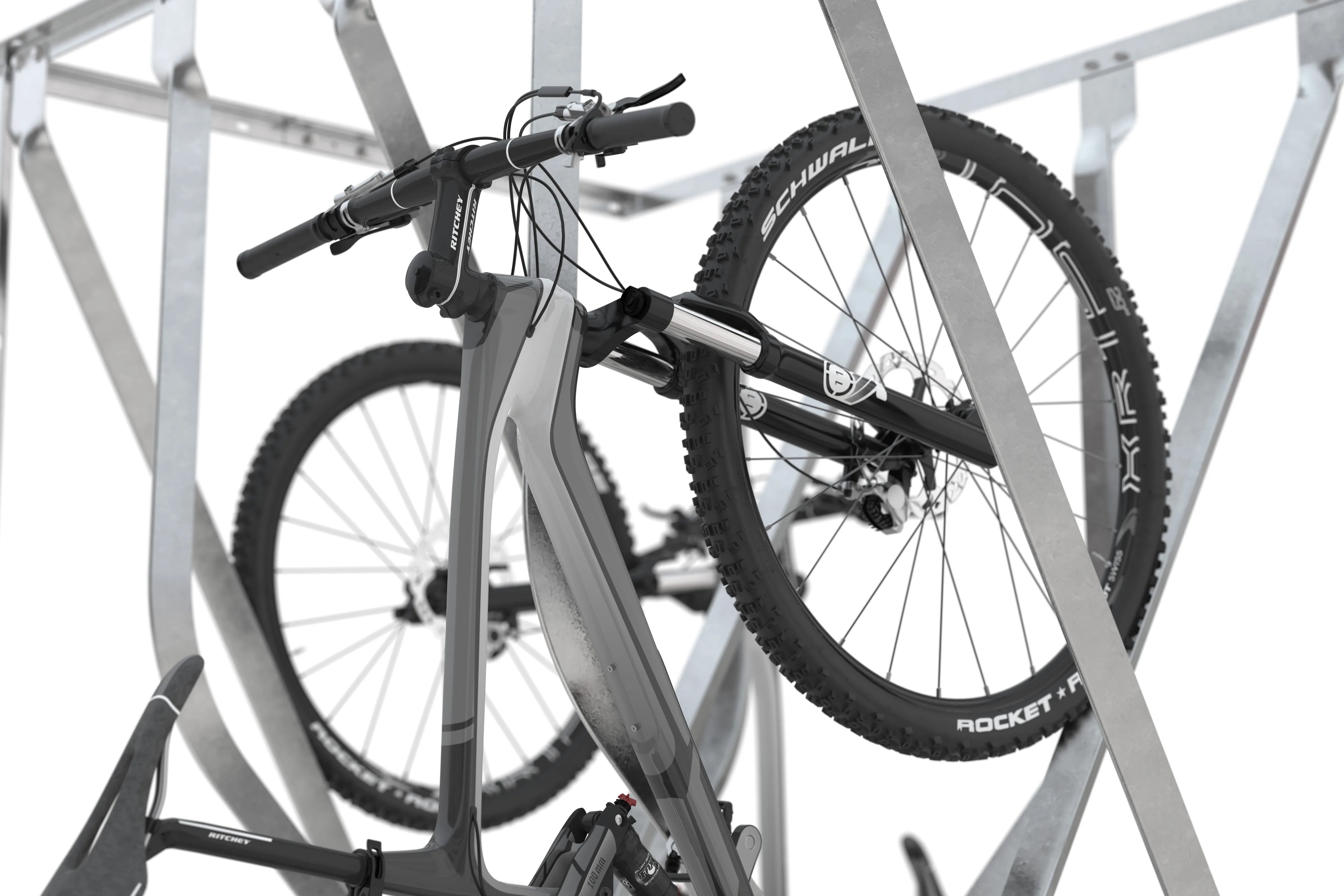 Detailansicht eines Fahrrads in stabilem Metall-Fahrradparksystem, Nahaufnahme Bügelhalterung.