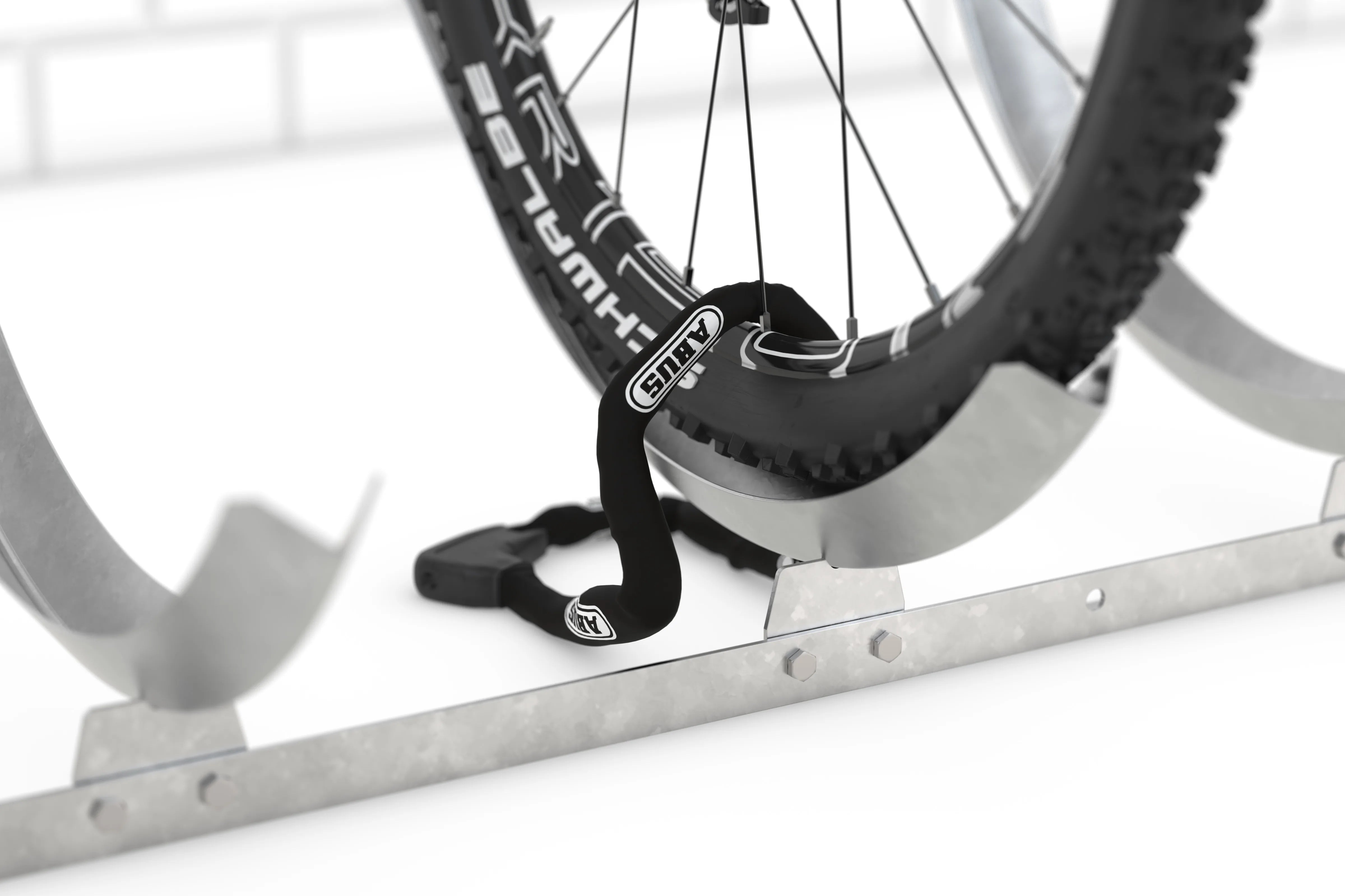 Fahrradreifen in verzinktem Fahrradständer mit Abus Fahrradschloss, Detailansicht