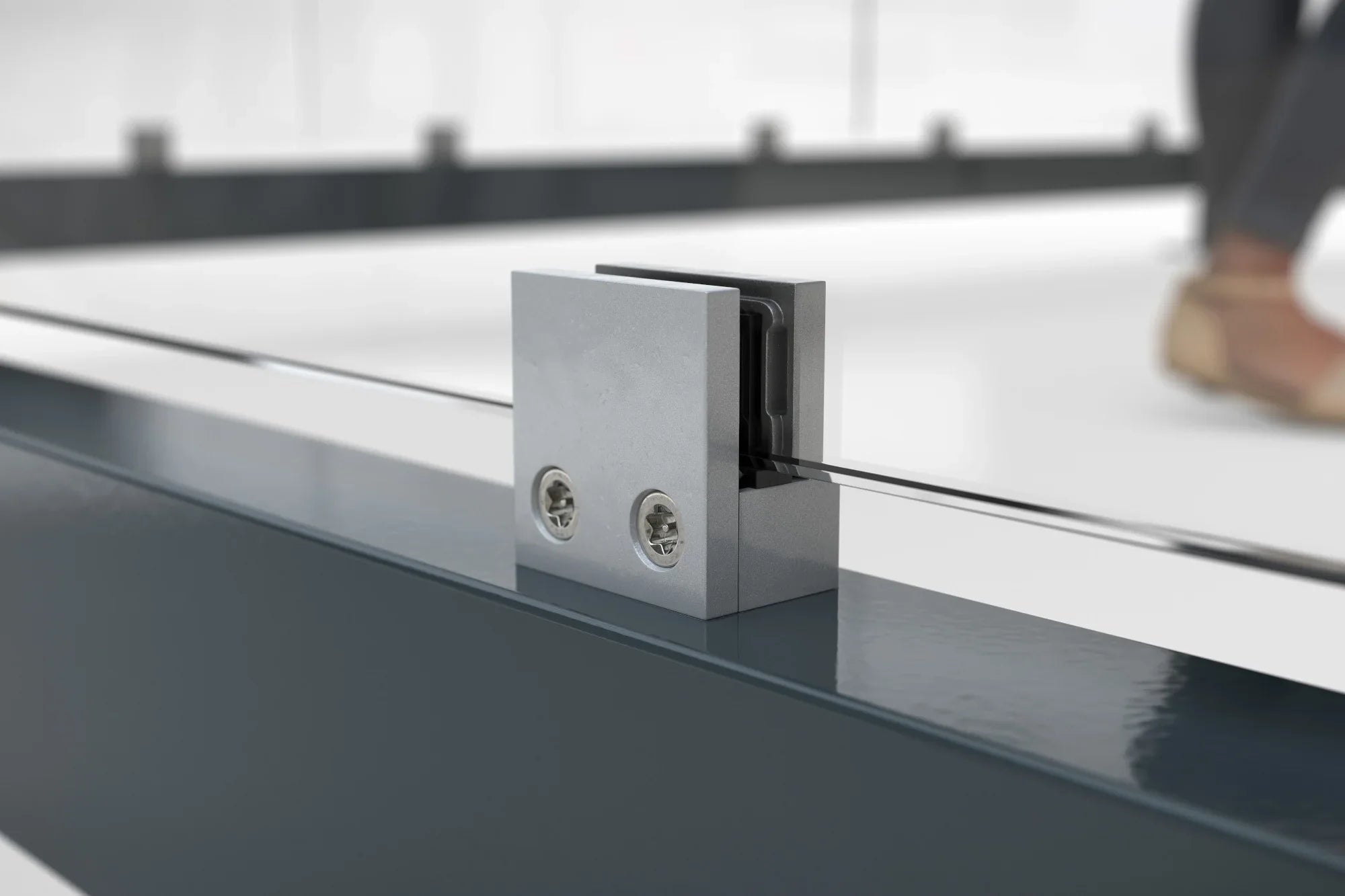 Detail Glasbefestigung aus Edelstahl an Metallkonstruktion für moderne Überdachung