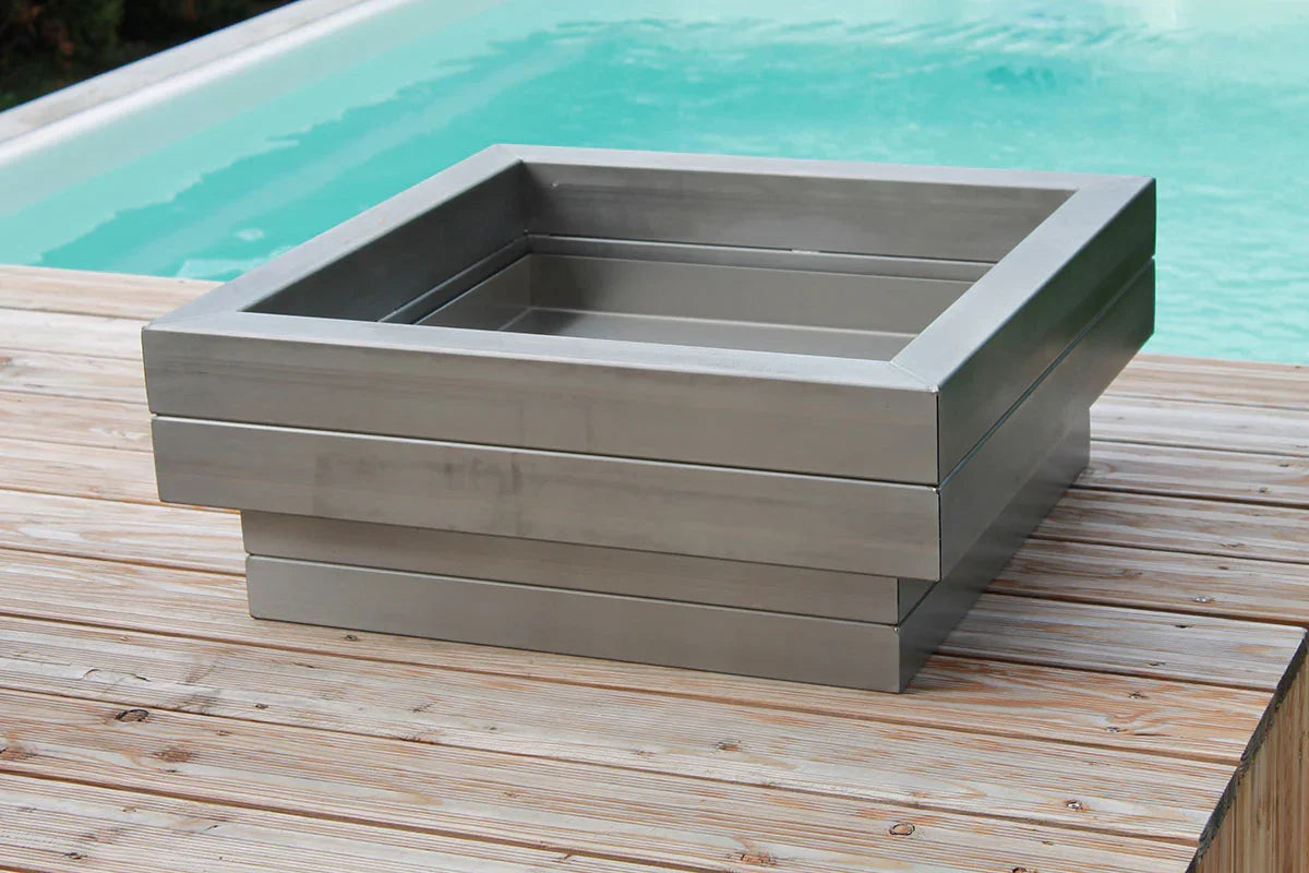 Moderne quadratische Edelstahl Feuerschale auf Holzterrasse am Pool, wetterfestes Design