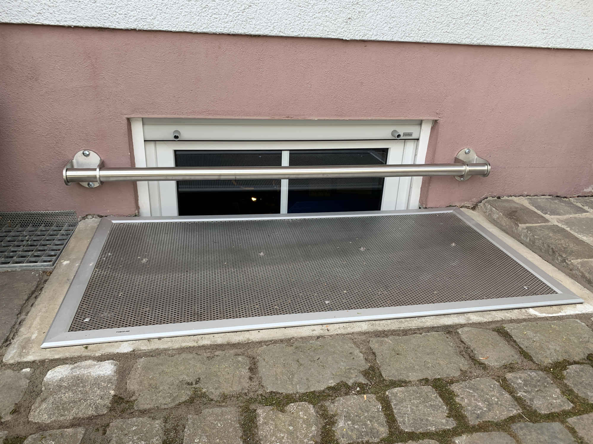 Fenstersicherung Edelstahl Stab, Fenstergitter und Lichtschachtabdeckung an Kellerfenster