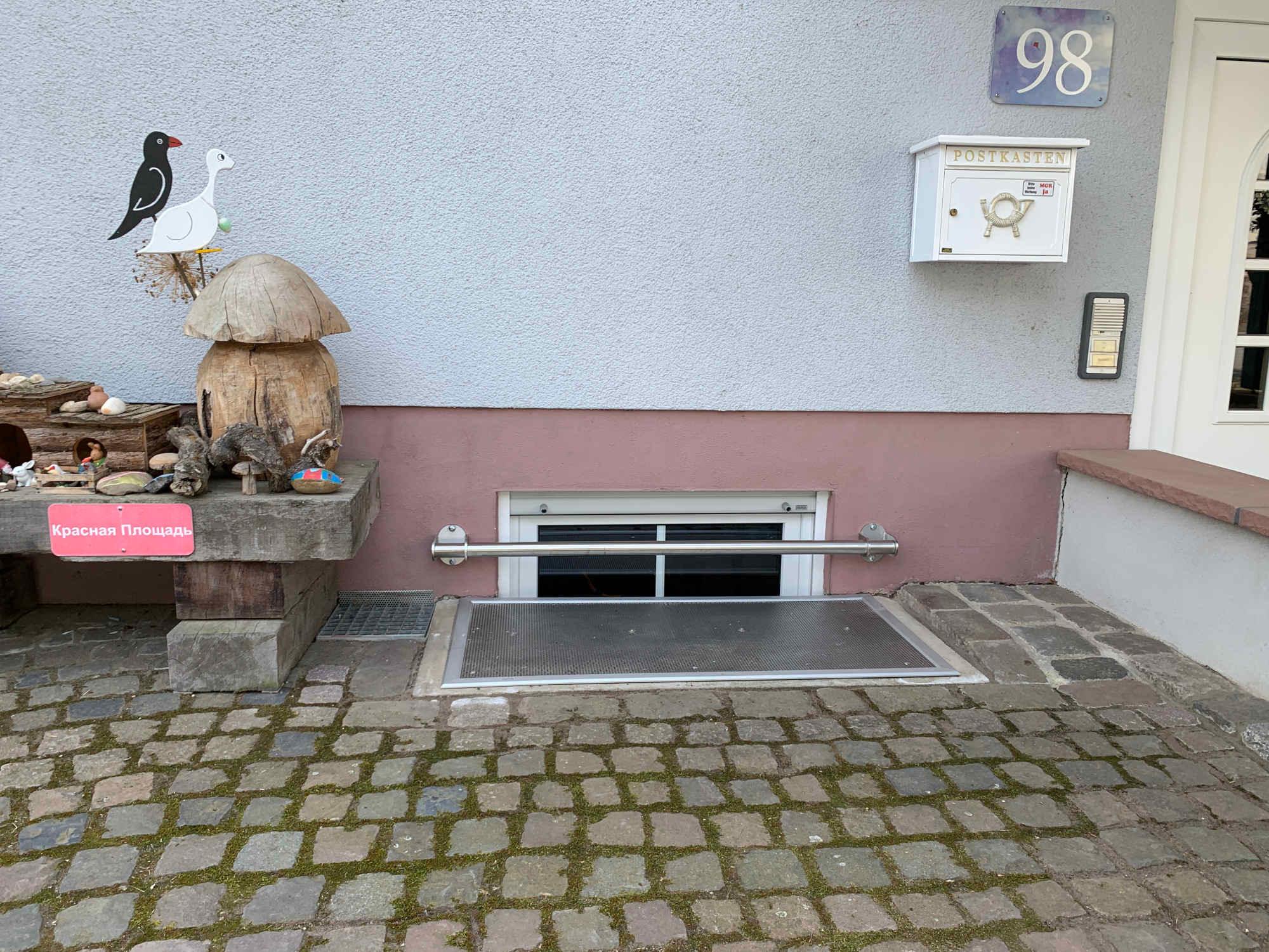 Security Bar IV in Edelstahl an der Außenwand Beispiel Kunde 2