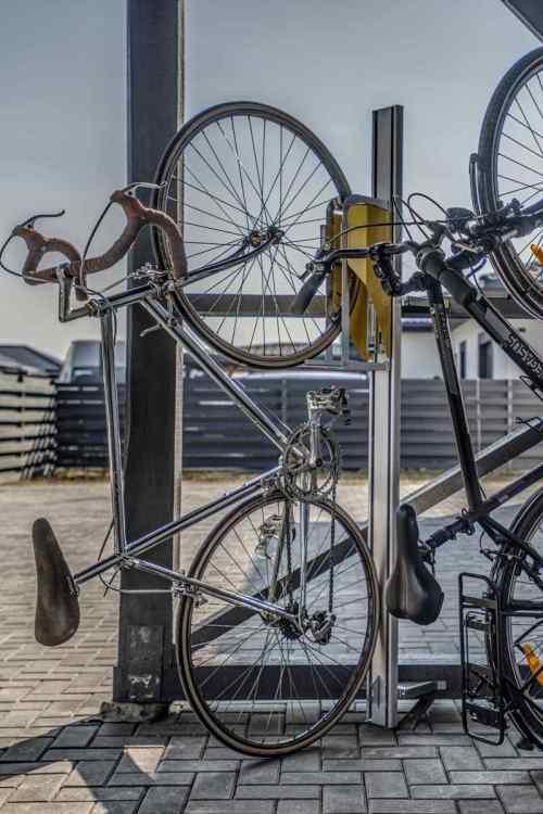 Fahrrad auf vertikaler Wandhalterung für platzsparende Fahrradaufbewahrung im Außenbereich