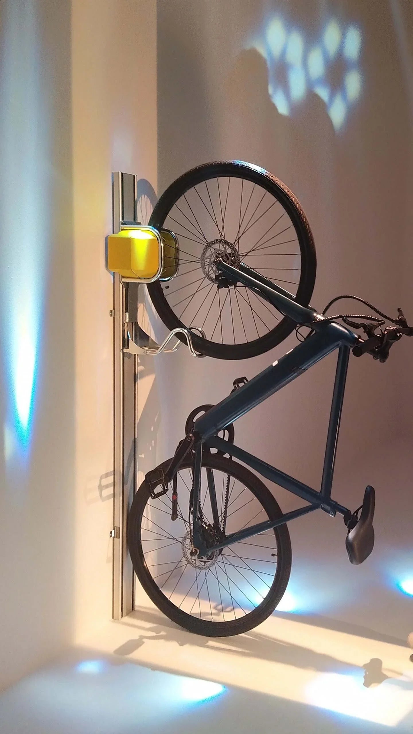 Vertikale Fahrradaufhängung an der Wand mit einem montierten Fahrrad, modernes Design