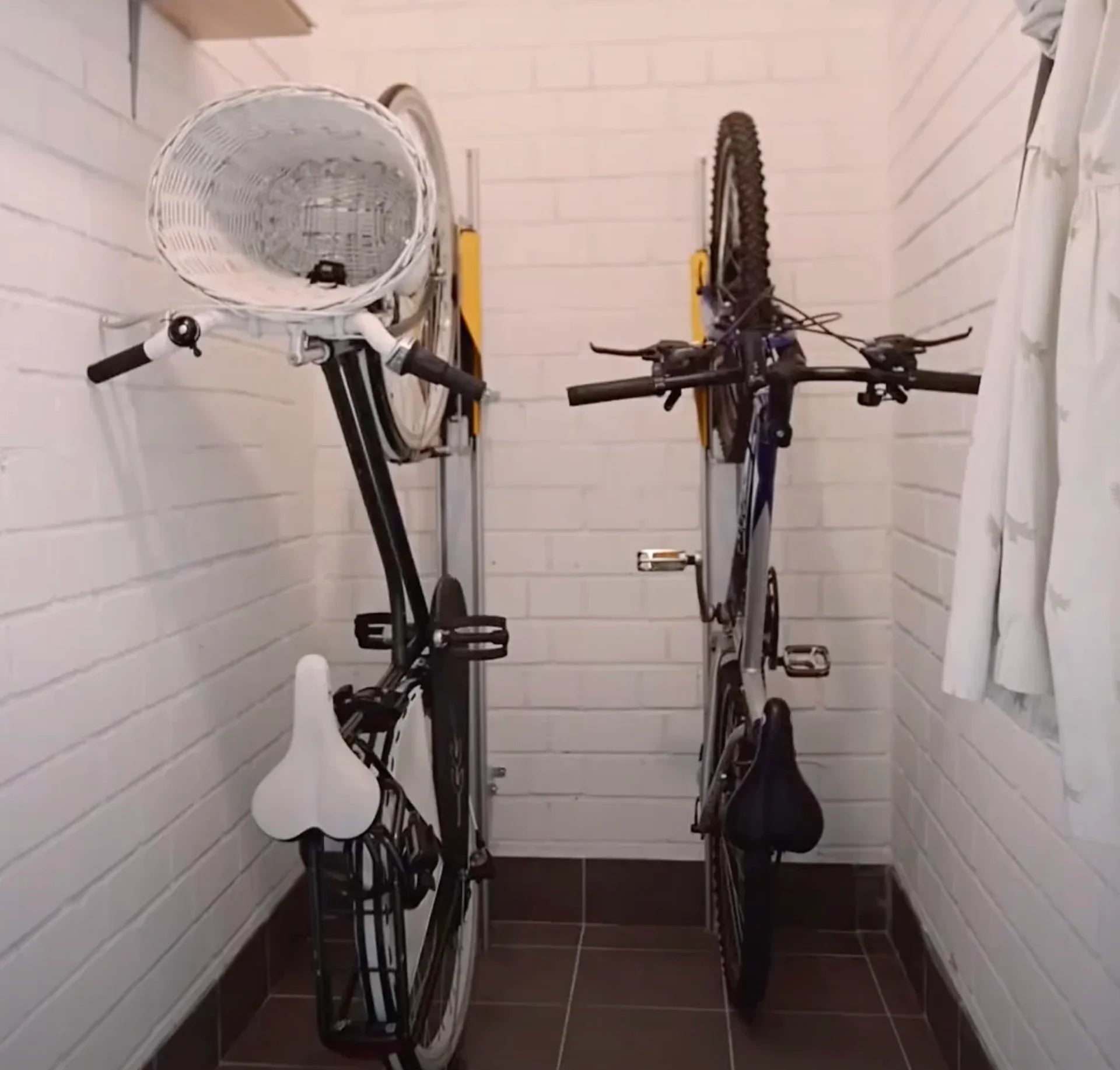 E-Bike Fahrrad Wandhalterung Fahrradlift vertikal Kundenbild PARKIS MTB