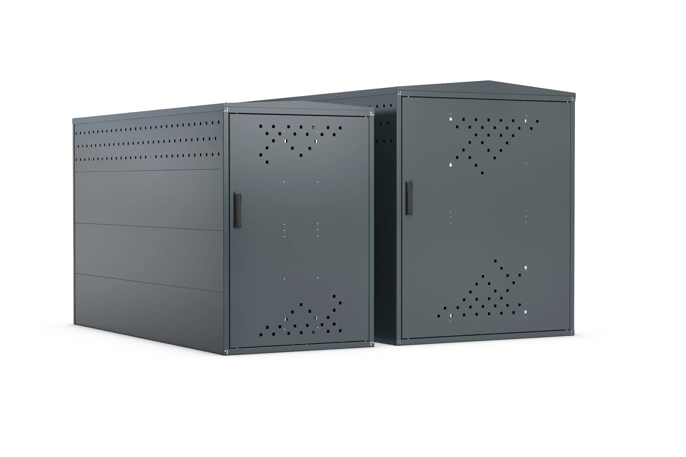 Zwei moderne Fahrradboxen aus Metall mit Belüftungslöchern, nebeneinander stehend.