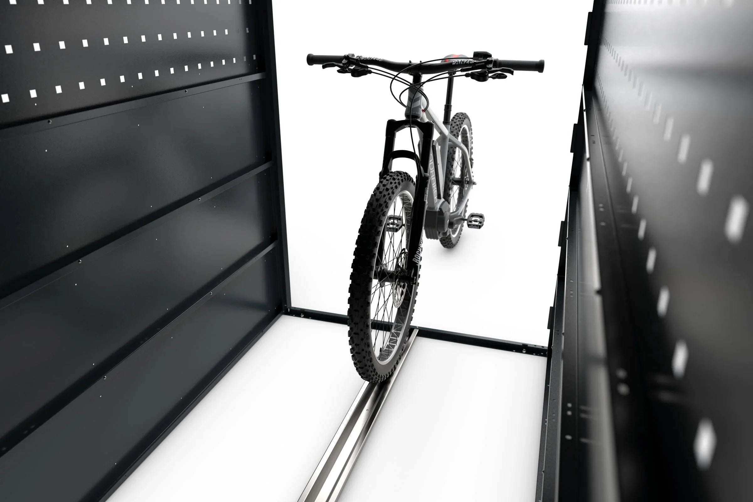 Fahrrad in einer modernen, schwarzen Fahrradbox aus Metall mit Innenansicht
