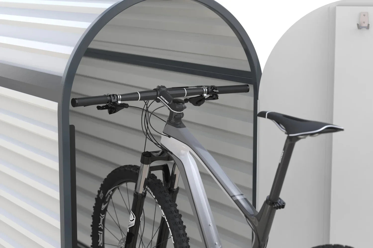 Fahrrad steht in moderner Metall Fahrradbox, wettergeschützter Fahrradunterstand