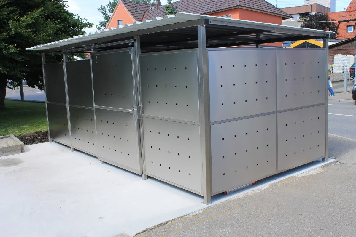 Modernes Edelstahl Gartenhaus für Fahrräder und Mülltonnen auf einem Betonfundament im Freien