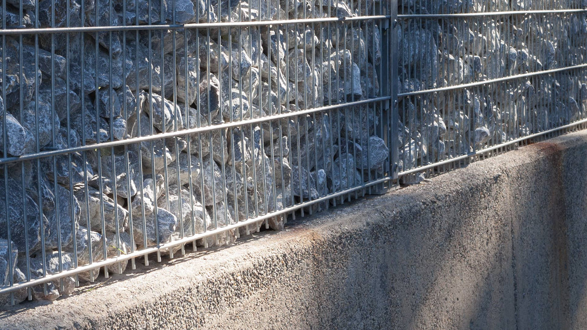 Gabionenwand auf einer Mauer, Anwendungsbeispiel