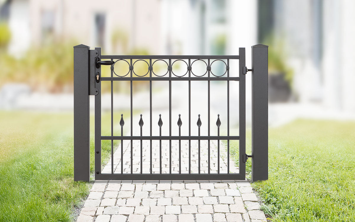 Gartentor Residenzen premium DRESDEN, an einem gepflasterten Gartenweg